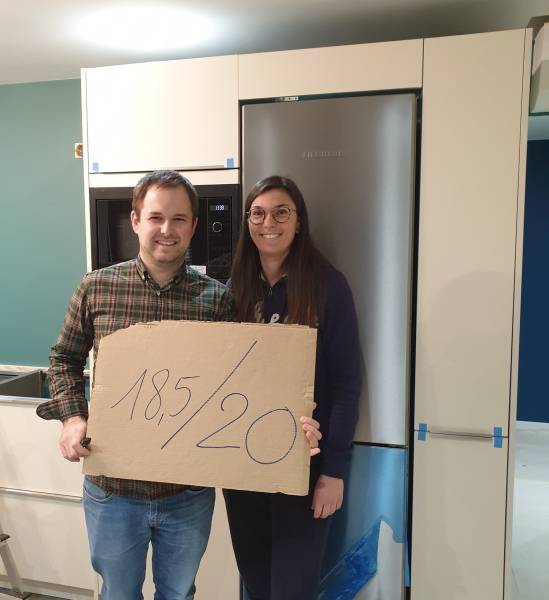 Un jeune couple choisi cuisines passions pour leur nouvelle appartement à aix